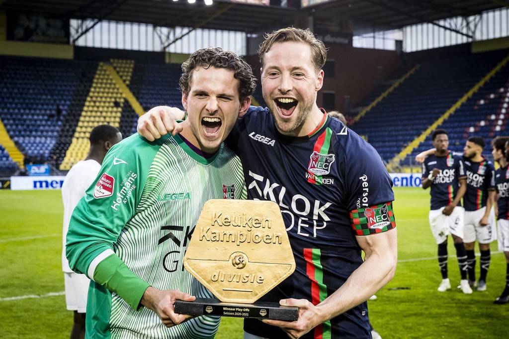 他在场边的 他在场边的